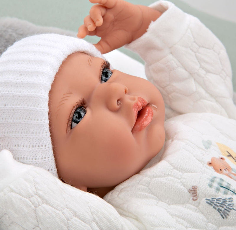 Muñeca con peso Elegance Andie gris con saquito de dormir - Farmacias Arrocha
